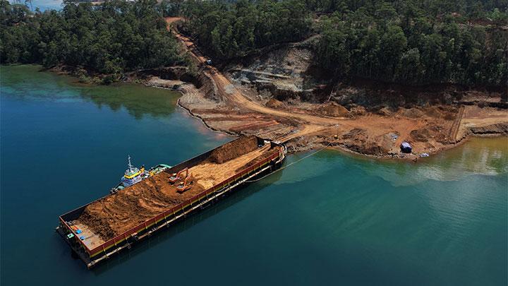Foto: Aktivitas Bongkar Muat Ore Nikel PT. Tiran Mineral, Dari Truk Ke Kapal Tongkang